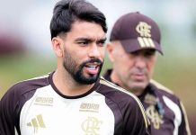 Flamengo define programação para clássico contra o Vasco pelo Brasileirão Paquetá e Leonardo Jardim em treino no Ninho do Urubu, sem marca da Betano na camisa após nova determinação