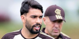 Paquetá e Leonardo Jardim em treino no Ninho do Urubu, sem marca da Betano na camisa após nova determinação