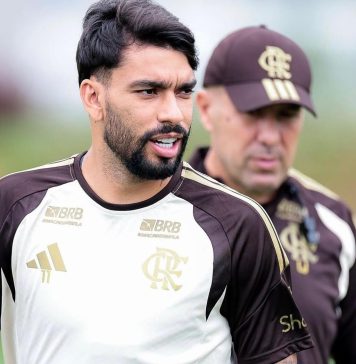 Flamengo retira Betano das camisas após suspensão das bets no Brasil Paquetá e Leonardo Jardim em treino no Ninho do Urubu, sem marca da Betano na camisa após nova determinação