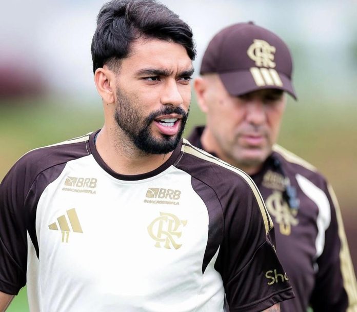 paqueta-leonardo-jardim-treino-ninho-do-urubu Paquetá e Leonardo Jardim em treino no Ninho do Urubu, sem marca da Betano na camisa após nova determinação