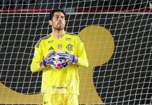 Rossi enfrenta hostilidade de rubro-negros após expulsão de Jorginho contra o Santos