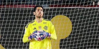 Rossi enfrenta hostilidade de rubro-negros após expulsão de Jorginho contra o Santos