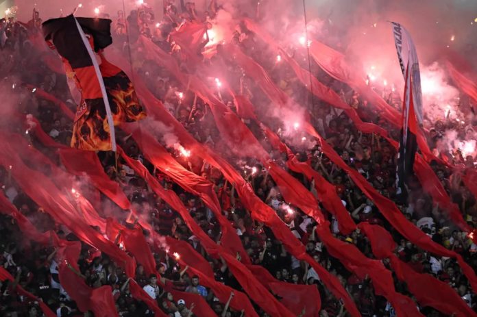 sinalizadores-torcida-flamengo Torcida do Flamengo no Maracanã